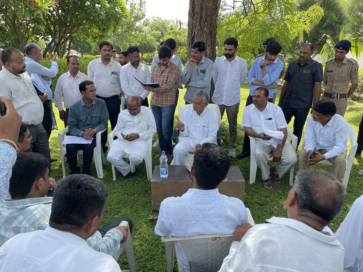 kunvarjibavalia's tweet photo. બનાસકાંઠાના પાલનપુર તાલુકાના પ્રવાસ નિમિત્ત ગઢ ગામની મુલાકાત લઈ અહીં ચાલતી ગઢ બ્રાન્ચ કેનાલની મજબૂતીકરણ કામગીરીનું નિરીક્ષણ કર્યું. તેમજ આ પ્રગતિશીલ કાર્યને ચોમાસા પૂર્વે પૂર્ણ કરવા અધિકારીઓને સૂચનો કર્યા. https://t.co/PrDWUJWvnn
