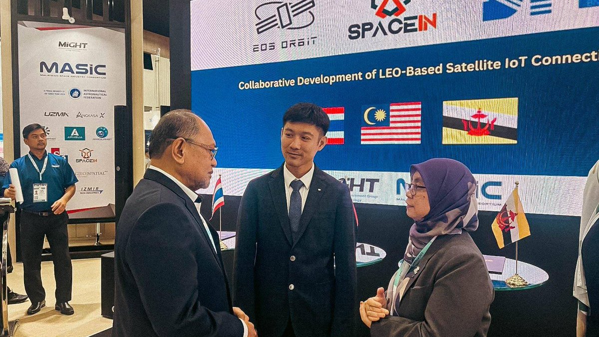 EOSORBIT's tweet photo. เมื่อวันที่ 21 พฤษภาคม 2025 EOS Orbit (ประเทศไทย) ได้ลงนามในบันทึกความเข้าใจสามฝ่ายกับ SPACEIN (มาเลเซีย) และ BN SPI (บรูไน) เพื่อสร้างเครือข่าย IoT ผ่านดาวเทียม LEO ทั่วภูมิภาคเอเชียตะวันออกเฉียงใต้ พิธีลงนามจัดขึ้นในงาน Langkawi International Maritime & Aerospace Exhibition ครั้งที่ 17

ด้วยความร่วมมือนี้ เราจะมอบการเชื่อมต่อที่รวดเร็วและทนทานสำหรับการใช้งานในภาคทะเล โลจิสติกส์ เกษตรกรรม และเมืองอัจฉริยะ ลดช่องว่างในระบบดิจิทัล สร้างระบบนิเวศระดับภูมิภาคที่ส่งเสริมการสร้างสรรค์ นวัตกรรม ความปลอดภัย และการเติบโตทางเศรษฐกิจและก้าวสู่ยุคใหม่ของการสื่อสารผ่านอวกาศ
#SpaceTech #SatelliteIoT #LEOsatellites #EmergingSpaceNations #SoutheastAsia #LIMA2025 #EOSOrbit #SpaceIn #SPIBN #ดาวเทียมไทยไปอาเซียน
