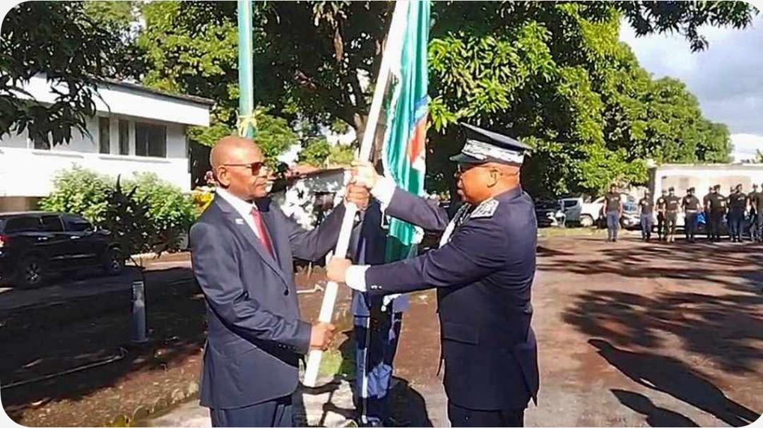 🔴🇰🇲 Cérémonie officielle 
Cérémonie d'entrée en fonction du Ministre de l'Intérieur Mohamed Ahmed Assoumani : La Police Nationale lui a solennellement remis le drapeau, réaffirmant son engagement envers la devise nationale. 
facebook.com/share/p/19Jrxq…