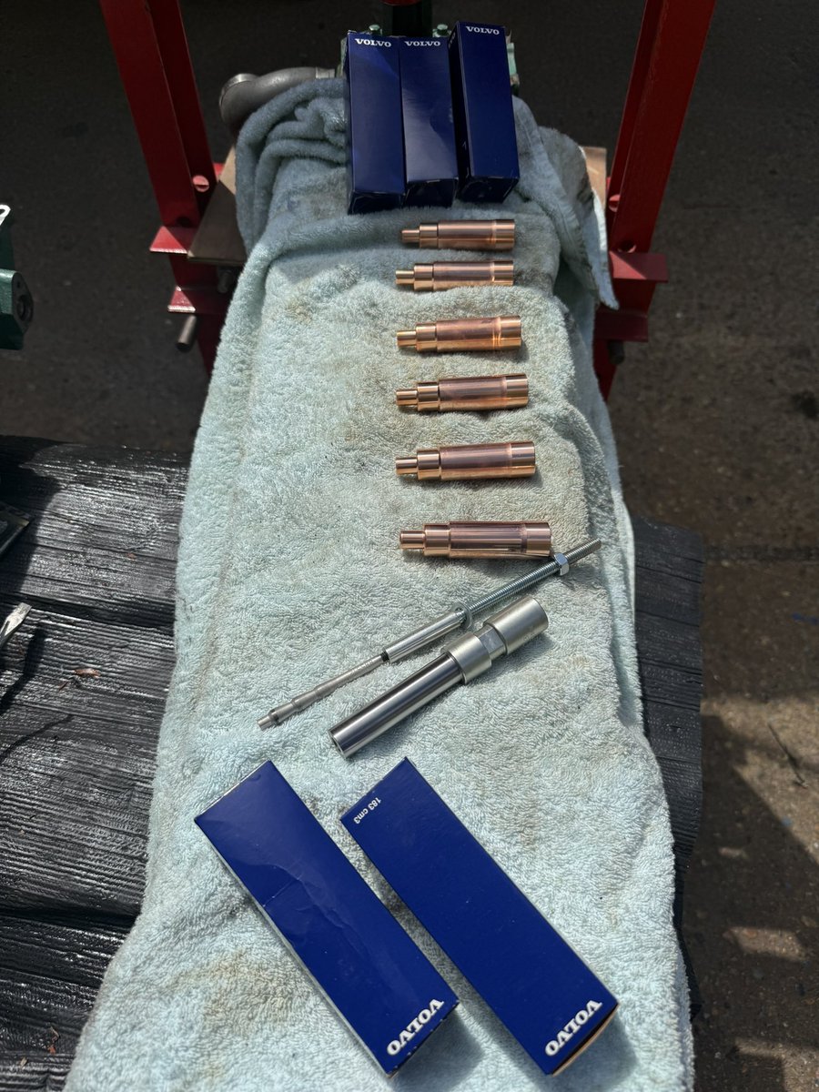 SBMarineEng's tweet photo. @volvopentauk D6-310 cylinder head removed, injector sleeves changed and all refitted, engine back together and now running fine! #marineengineering #kent https://t.co/hVewQ6Fg6s