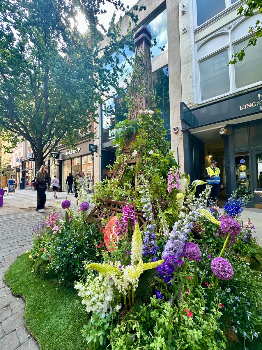 💐🌼🌹🌸<a href="/MCRFlowerFest/">The Manchester Flower Festival</a>  is in full bloom…and the weather couldn’t be any better 💐🌼🌻🪻🌞

Explore the city centre this bank holiday weekend and follow the trail for more horticultural delights from local businesses ✨

#mcrflowerfest #inbloom #spring #flowershow