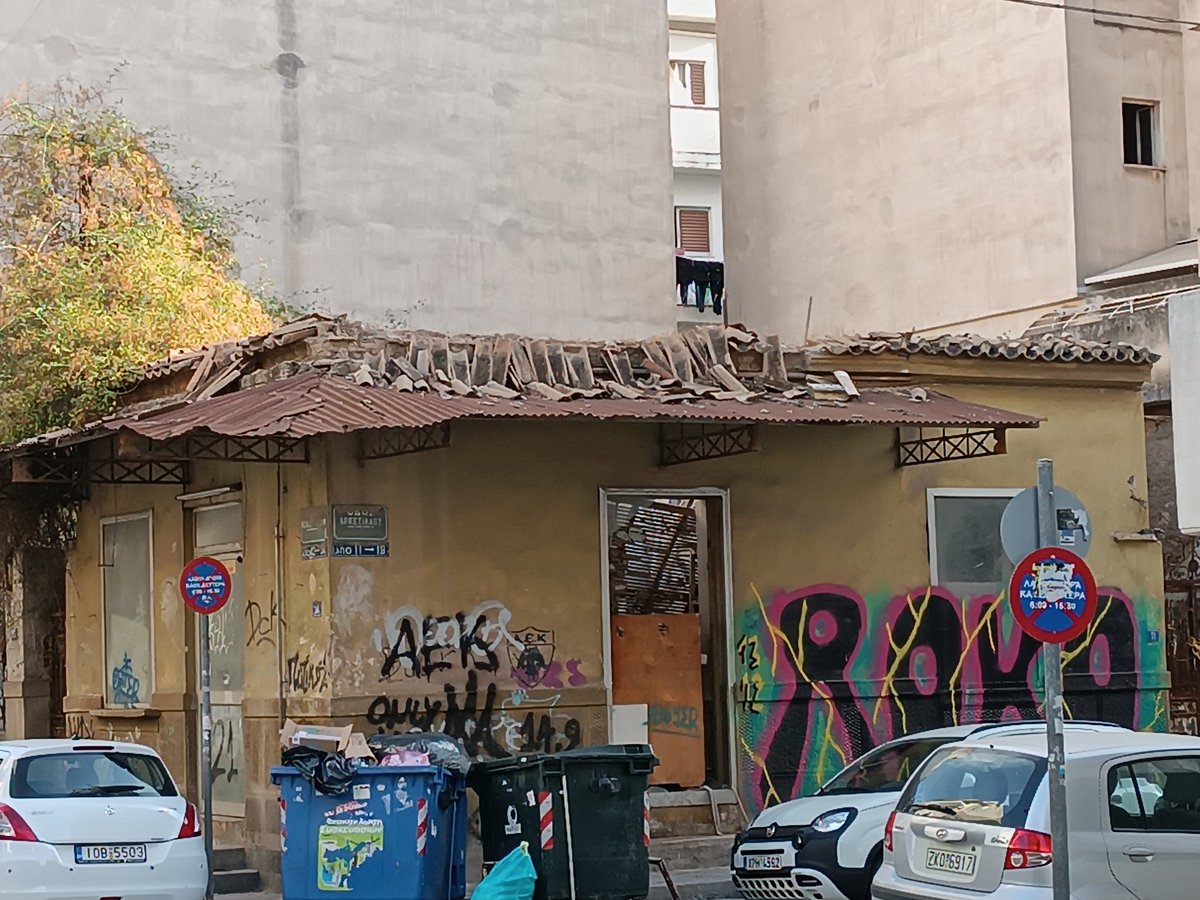 Έτοιμα να πέσουν τα κεραμίδια Δεινοστράτου και Αρχεσιλάου, Νέος Κόσμος. Περνάνε παιδιά, γέροι και τουρίστες. #δημαρχοςαθηναιων #χαρηςδουκας <a href="/h_doukas/">Haris Doukas</a>