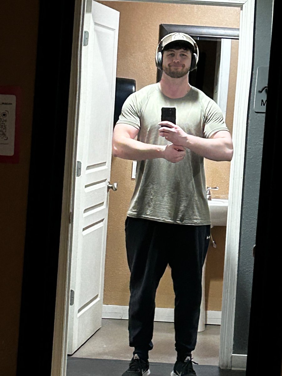 Stories_clicks's tweet photo. Pretty delayed on that gym update.. so here’s one from the past several months https://t.co/NwhwBdh7Y1