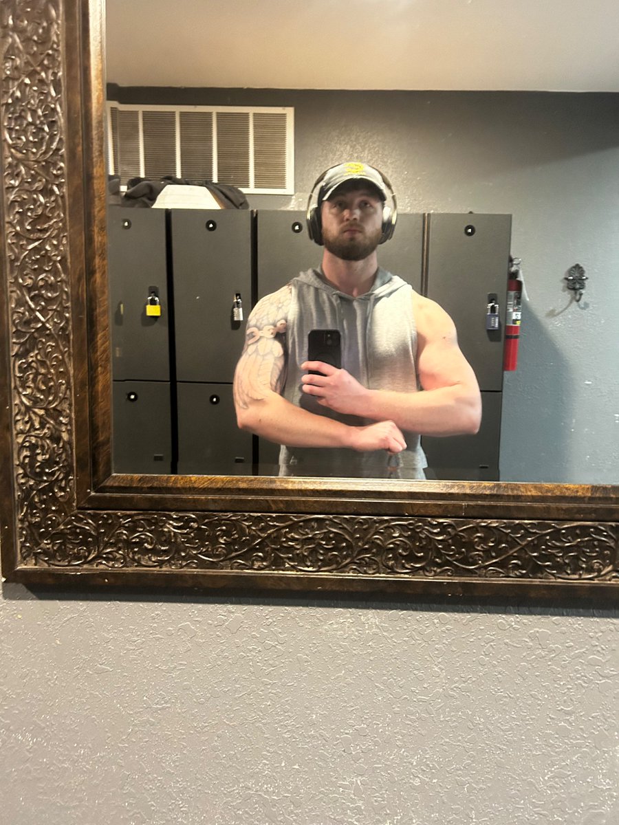 Stories_clicks's tweet photo. Pretty delayed on that gym update.. so here’s one from the past several months https://t.co/NwhwBdh7Y1