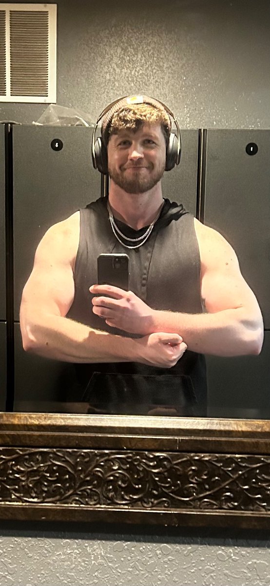 Stories_clicks's tweet photo. Pretty delayed on that gym update.. so here’s one from the past several months https://t.co/NwhwBdh7Y1