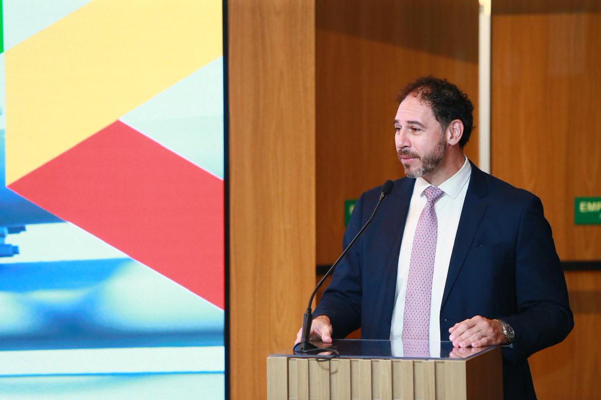 ✅️ Paraguay apuesta a la integración energética regional 

En Brasilia, el viceministro de <a href="/ViceMinas/">Viceministerio de Minas y Energía</a>, <a href="/MauriBejarano/">Mauricio Bejarano</a>, destacó al #GasoductoBioceánico como infraestructura estratégica para diversificar la matriz energética y atraer inversiones.

👉 mopc.gov.py/?p=13268