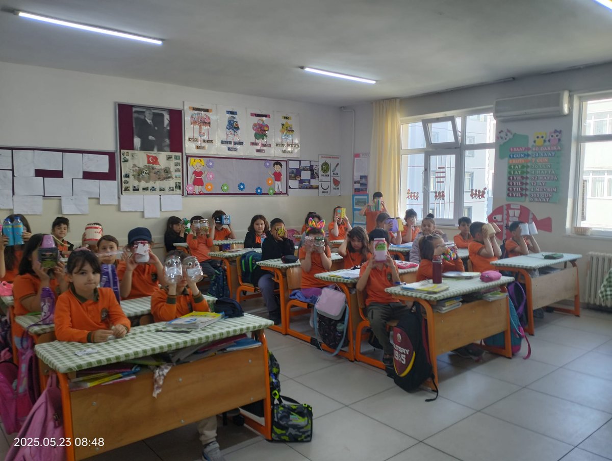 2-A sınıfı öğrencilerimiz Hayat Bilgisi dersi "Tüketilen Maddelerin Geri Dönüşümüne Katkıda Bulunur" kazanımı çerçevesinde atık pil 🔋 ve yeni pil kutuları oluşturarak geri dönüşüm etkinliği yaptılar.