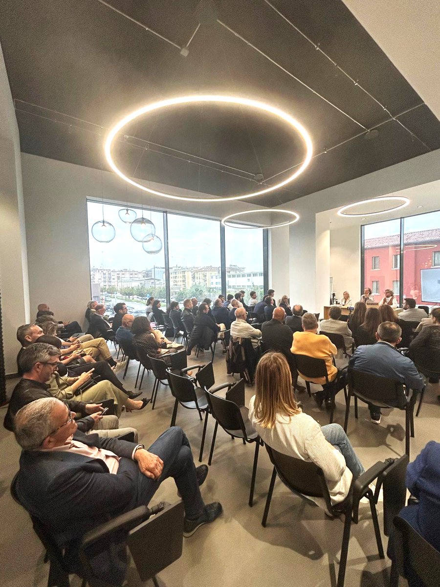 davidmazzerelli's tweet photo. Che bella serata ieri sera alla Hybrid Tower di Mestre, aria fresca con Roberto Brazzale, presidente di Brazzale Spa. Grazie a @VeniceBay, a @L736_Venezia e al suo presidente @giomingardi ad Alessia Zambon e agli altri ospiti: Stefano Bottega e @gemoccaldi.

#VeniceBay10 https://t.co/0DkzFiExxM
