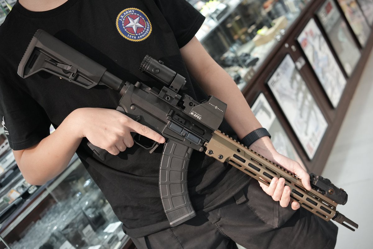 jkarmy_int's tweet photo. I have an AR ~
I have an AK ~
➡️BRS47 GBBR ❤️🔥
RA TECH X Renegrade
BRS47 GBBR 💨
Looking fabulous with Sightmark Optics 🤩
#ratech #renegade #brs47 #ghk #ak https://t.co/KraYQJb9AK