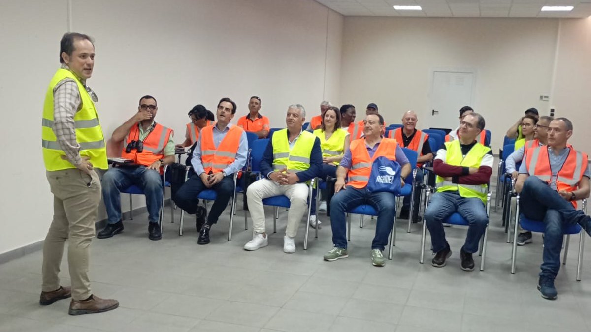 infoagamed's tweet photo. 🌱En el Día de la Diversidad Biológica participamos en un taller de polinizadores en la EDAR de #Torrevieja con el programa de voluntariado Biobserva, con el que construimos un refugio para ellos 🐝 y aprendimos sobre su papel clave en los ecosistemas.

#AgamedContigo https://t.co/iUFbRoOjKz