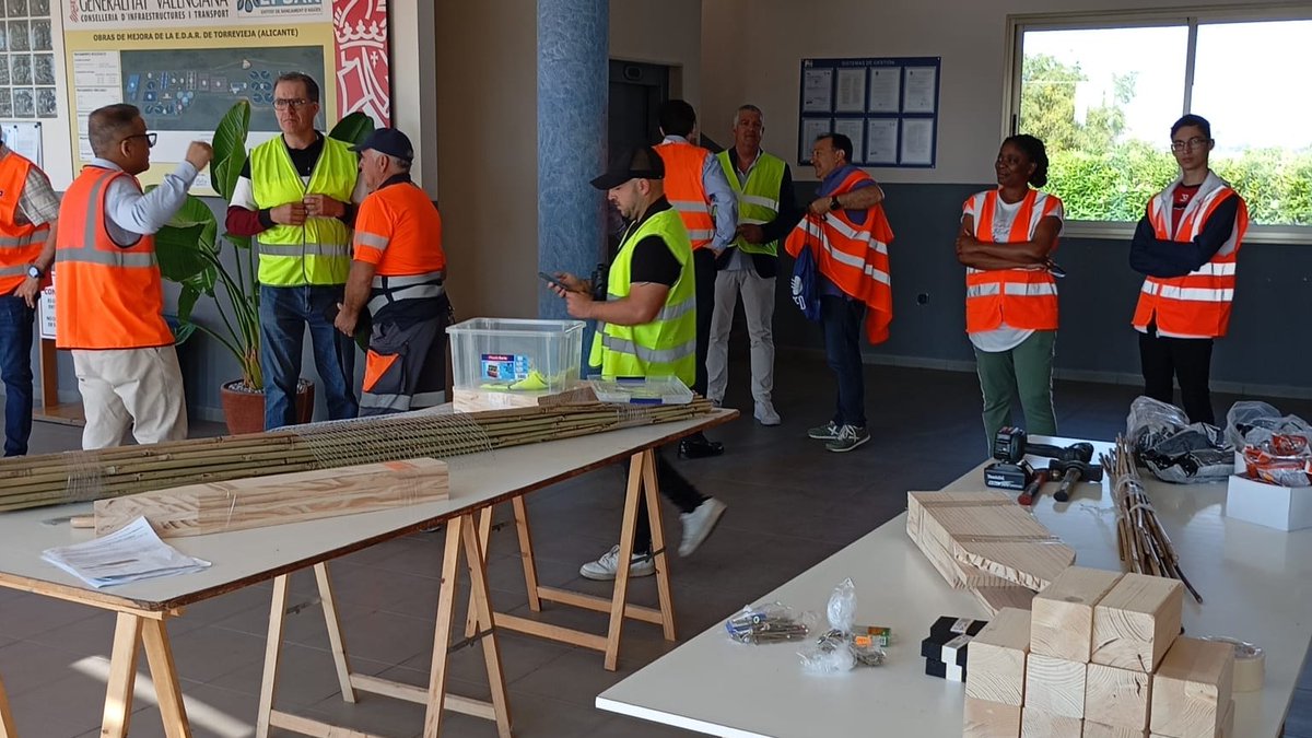 infoagamed's tweet photo. 🌱En el Día de la Diversidad Biológica participamos en un taller de polinizadores en la EDAR de #Torrevieja con el programa de voluntariado Biobserva, con el que construimos un refugio para ellos 🐝 y aprendimos sobre su papel clave en los ecosistemas.

#AgamedContigo https://t.co/iUFbRoOjKz