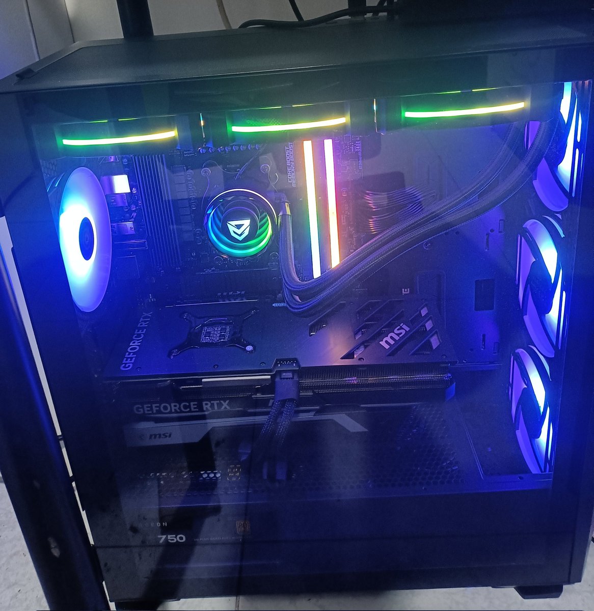 Limpieza de cara a la zona gaming y pc nuevo!! Ya solo falta conectar y esconder el cableado.