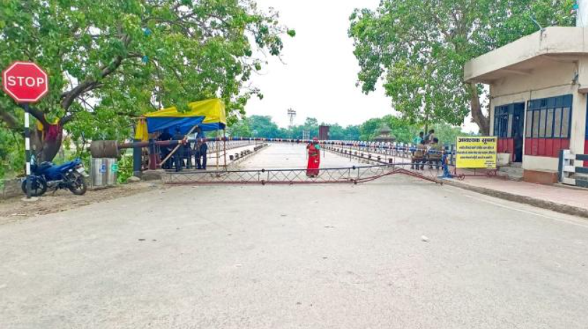 Rashtra_TV's tweet image. नेपाल बॉर्डर पर घुसपैठ की साजिश!
इंटेलिजेंस अलर्ट: 2 दर्जन से ज़्यादा पाक-बांग्लादेशी नागरिक भारत में घुसपैठ की फिराक़ में, सुरक्षा बल हाई अलर्ट पर तैनात!
#NepalBorder #InfiltrationAlert #SecurityHighAlert #IndiaSecurity #BorderAlert #BreakingNews #DeshKiSuraksha