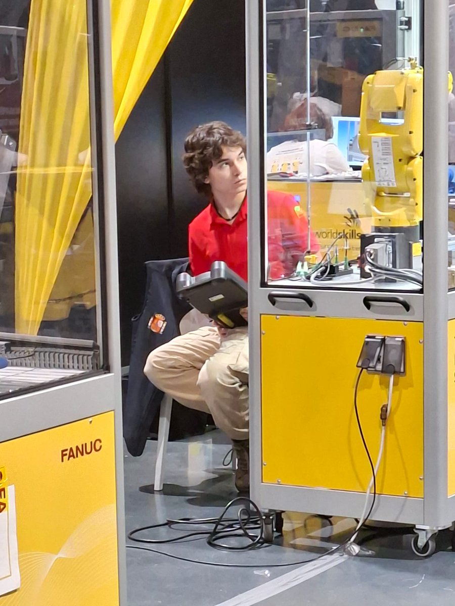 Spainskills_fp's tweet photo. Los competidores de la selección española de #FP se siguen preparando a fondo para representarnos en EuroSkills Herning 2025. Hoy en RomaniaSkills  Sistemas robóticos integrados. ¡Muchas gracias a todos por vuestro esfuerzo y vocación! @WorldSkillsEuro https://t.co/TIrpivDzio
