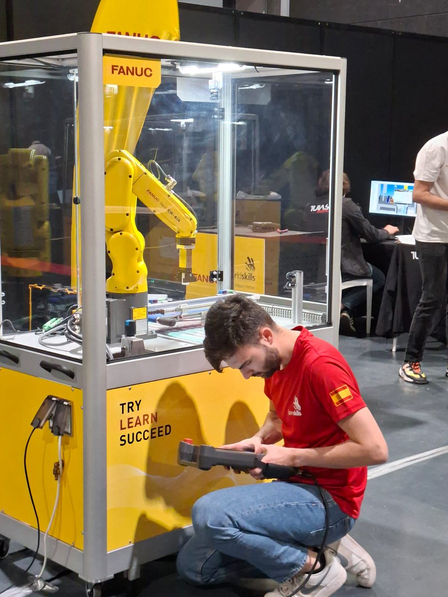 Spainskills_fp's tweet photo. Los competidores de la selección española de #FP se siguen preparando a fondo para representarnos en EuroSkills Herning 2025. Hoy en RomaniaSkills  Sistemas robóticos integrados. ¡Muchas gracias a todos por vuestro esfuerzo y vocación! @WorldSkillsEuro https://t.co/TIrpivDzio
