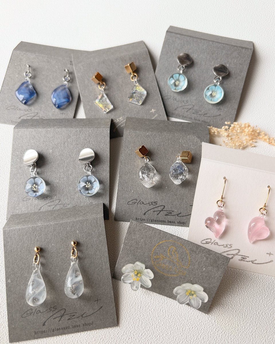 いつも動物作ってますが、
シンプルなガラスのピアスを作るのも好きです♡

動物ピアスやペンダントと一緒に、箱根クラフトハウスさんに納品しました。