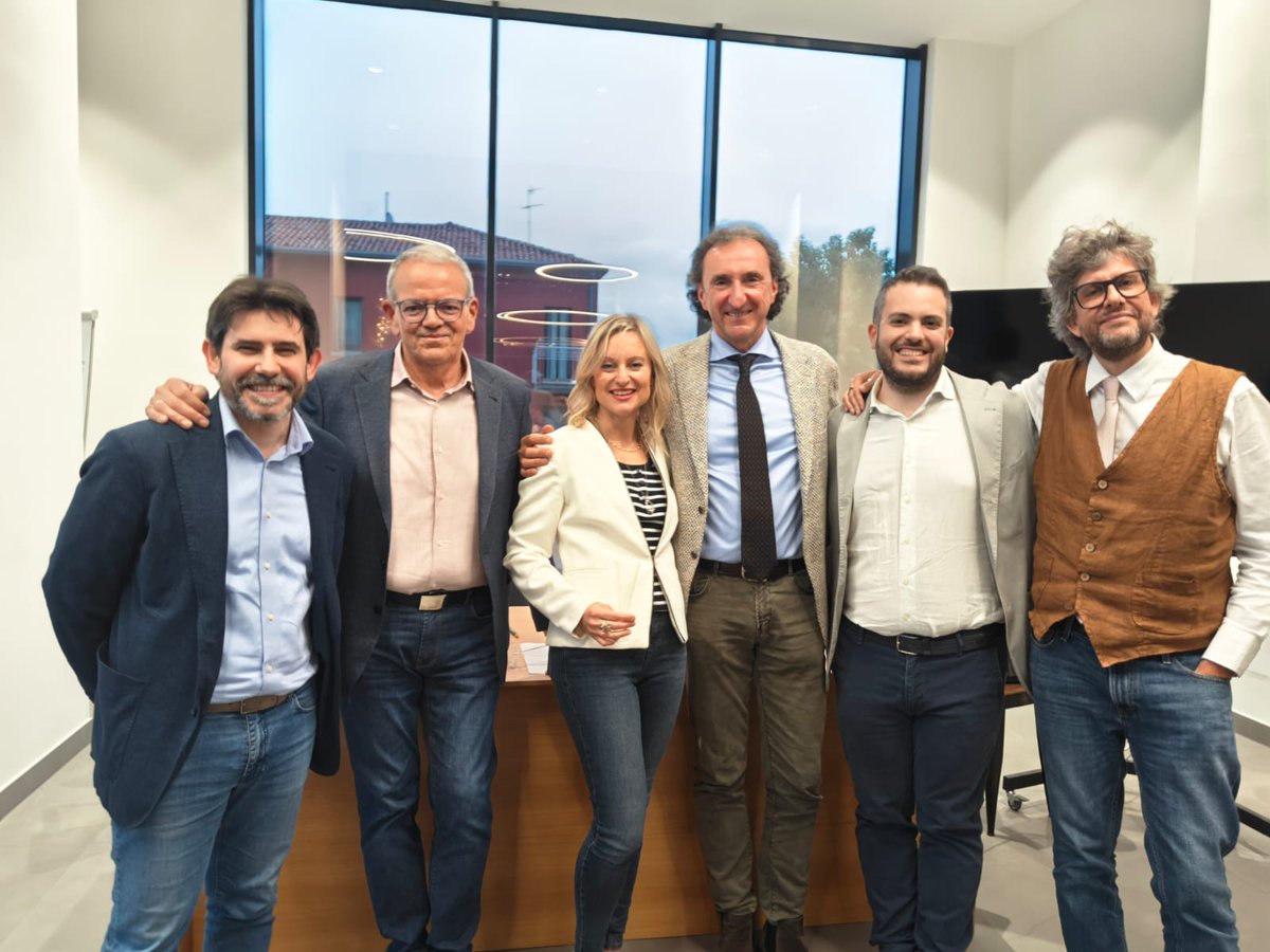 davidmazzerelli's tweet photo. Che bella serata ieri sera alla Hybrid Tower di Mestre, aria fresca con Roberto Brazzale, presidente di Brazzale Spa. Grazie a @VeniceBay, a @L736_Venezia e al suo presidente @giomingardi ad Alessia Zambon e agli altri ospiti: Stefano Bottega e @gemoccaldi.

#VeniceBay10 https://t.co/0DkzFiExxM