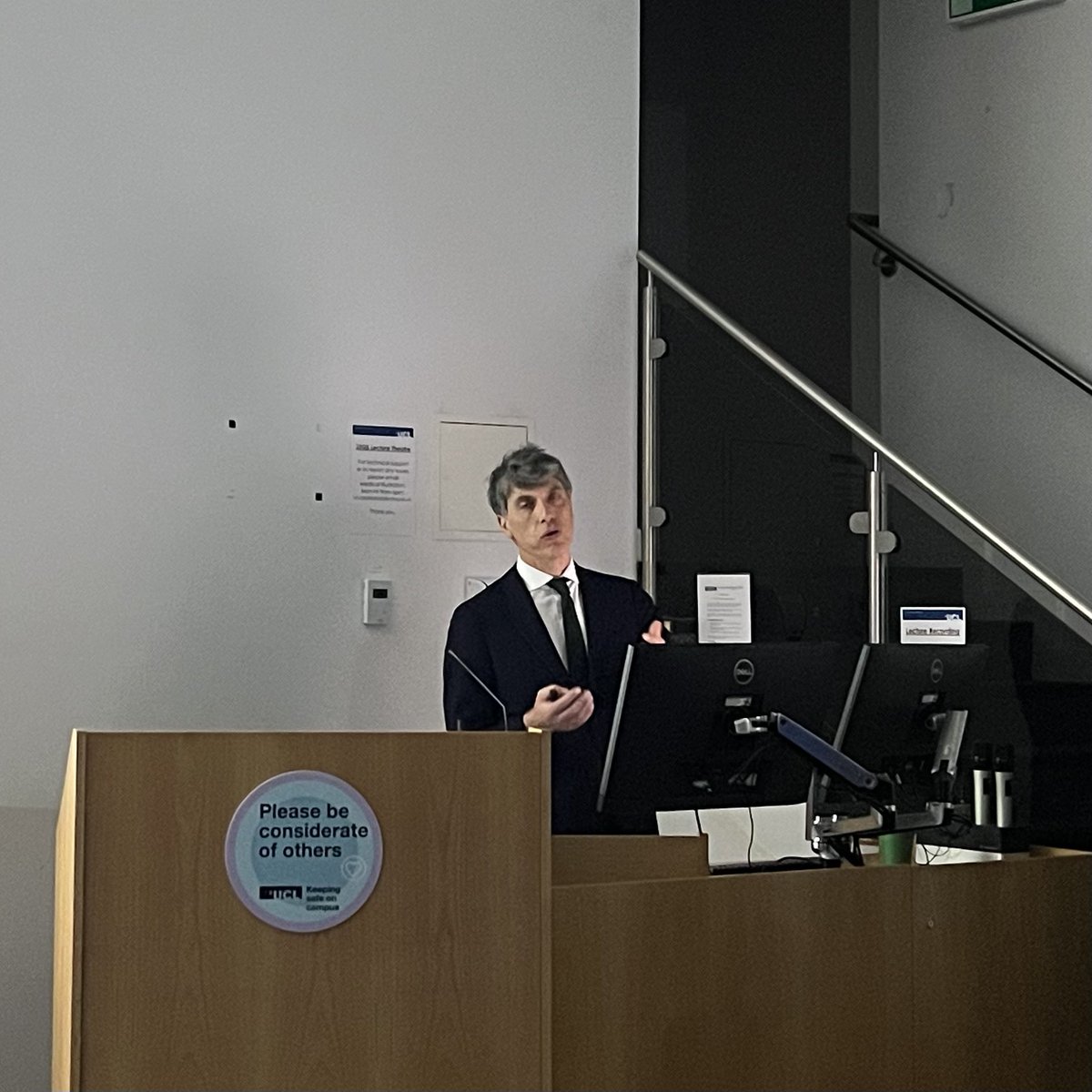 QSReview's tweet image. Hearing from the great Mr Prezerakos after the coffee break, with a comprehensive overview of degenerative disease of the spine, an incredibly common neurosurgical pathology!