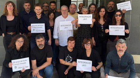 periodistescat's tweet photo. El nostre suport als companys i companyes d'#IB3. Ànims en la vostra lluita per la integració i per posar fi a la precarització. Sí al #periodigne, no al #precariodisme. Els #MMP són imprescindibles en democràcia i cal dotar-los dels mitjans adequats perquè facin el seu paper. https://t.co/9ZXTLGYDoJ