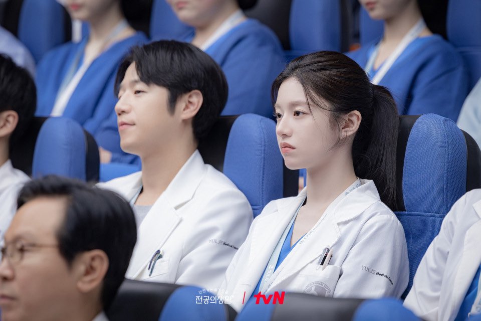 nophiasandverb's tweet photo. Look at them! THE Yulje Jongno legendary couple!! aakk my cuties they look so adorable together, my OhGu couple🫵🏻

#ResidentPlaybook
#언젠가는슬기로울전공의생활
#GoYounJung #JungJunwon 
#고윤정 #정준원
#ResidentPlaybookEp12 https://t.co/VxvyC62nIQ