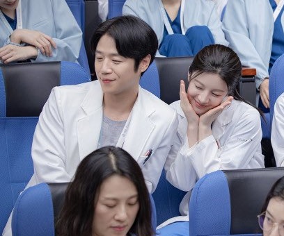 nophiasandverb's tweet photo. Look at them! THE Yulje Jongno legendary couple!! aakk my cuties they look so adorable together, my OhGu couple🫵🏻

#ResidentPlaybook
#언젠가는슬기로울전공의생활
#GoYounJung #JungJunwon 
#고윤정 #정준원
#ResidentPlaybookEp12 https://t.co/VxvyC62nIQ