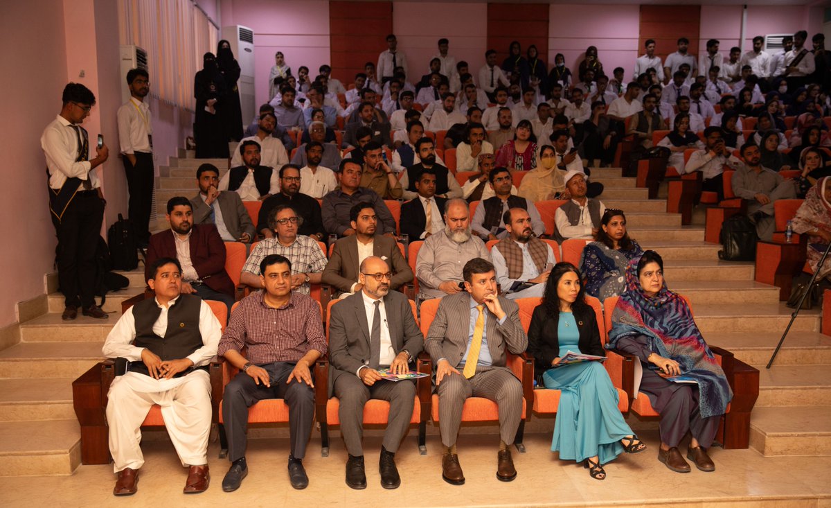 UNDP_Pakistan's tweet image. At the #PKNHDR2024 Quetta launch, four inspiring enterprises took the stage for Digi Talks: 🎥 Zainab Younas spotlighted untold stories through film, 💬 @jazzpk’s @fatimashuja emphasized inclusive digital experiences, 🧵 Imran Khan Hara’s Baloch Traditional Shop empowers artisans…