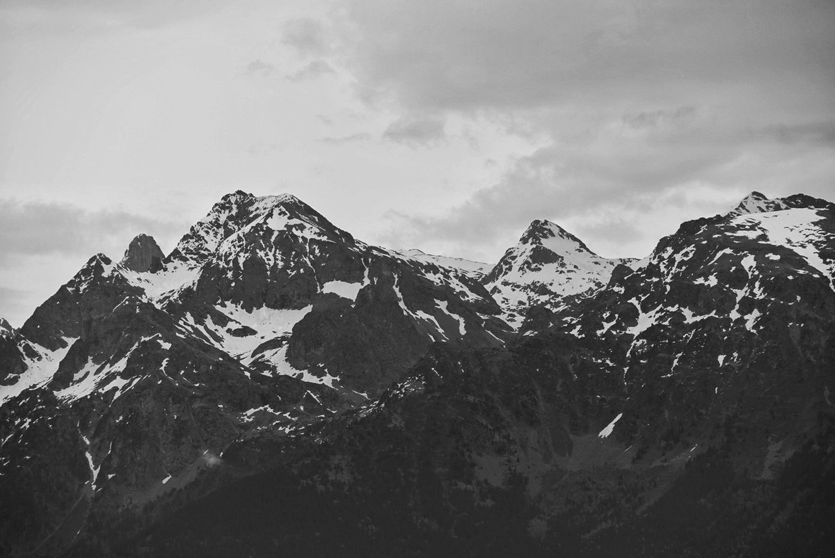 PETLab_CPfS's tweet image. This week Jacky is presenting our work at #QUANTUMatter2025 in the beautiful French Alps. In celebrating 100 years of quantum physics, we also contribute to it with our idea of tracking down 'poisoning' quasiparticles—a major issue in qubit operations—with atomic resolution.