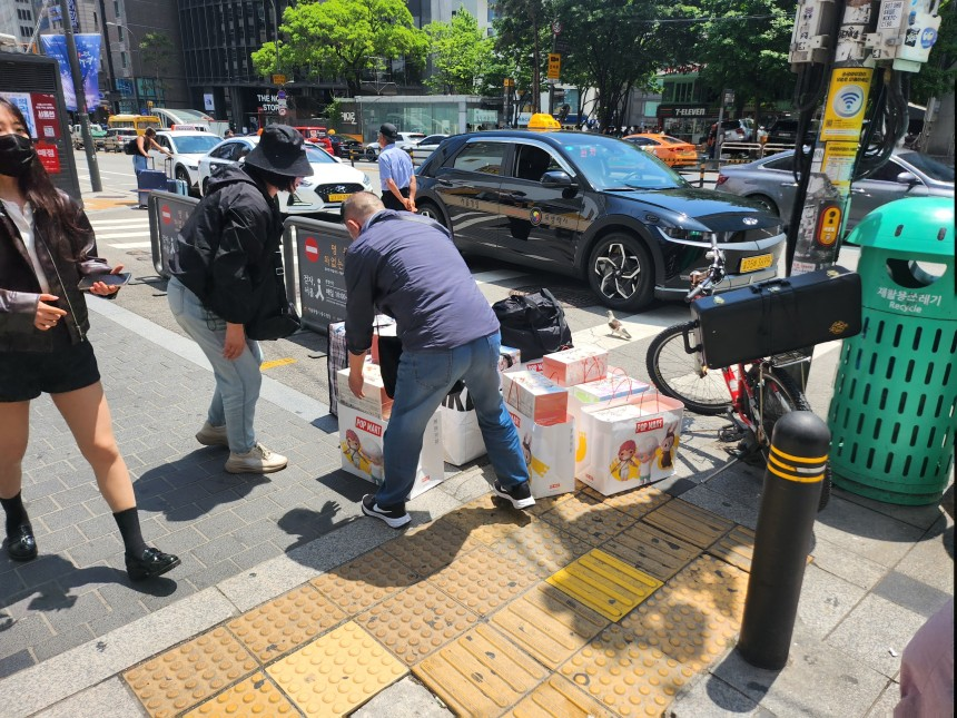 POP MART เป็นของจีน ทำไมคนจีนต้องบินมาต่างประเทศเพื่อซื้อมันด้วย
[ข่าว] วันก่อน หน้า POP MART  เมียงดง มีชาวจีนกว่า 100 คน กำลังต่อแถวรอเพื่อซื้อ Labubu เวอใหม่
ทั้งหมดล้วนเป็นคนจีนที่ซื้อเพื่อนำไปขายต่อในราคาที่สูงขึ้น (รีเซล) นาย A ให้สัมภาษณ์ว่า