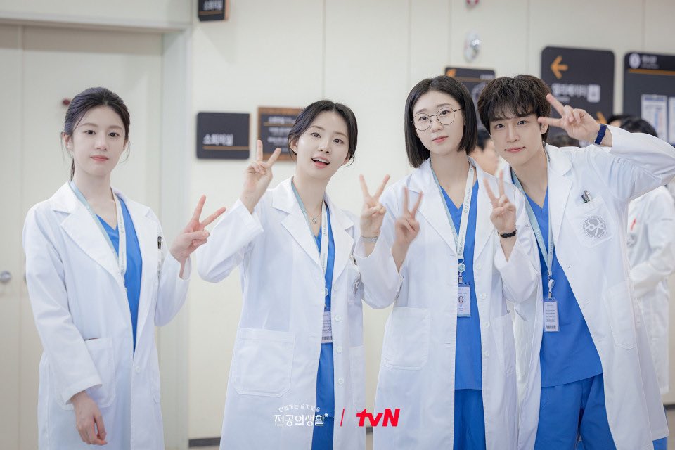 ladywitchx's tweet photo. ละคนที่ไม่ยอมให้เรามูฟออนที่สุดคือ tvn???? 

#ResidentPlaybook https://t.co/LCYVWAsnse