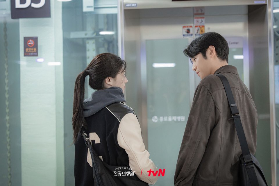 ladywitchx's tweet photo. ละคนที่ไม่ยอมให้เรามูฟออนที่สุดคือ tvn???? 

#ResidentPlaybook https://t.co/LCYVWAsnse