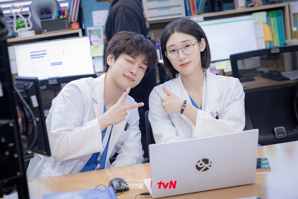 ladywitchx's tweet photo. ละคนที่ไม่ยอมให้เรามูฟออนที่สุดคือ tvn???? 

#ResidentPlaybook https://t.co/LCYVWAsnse