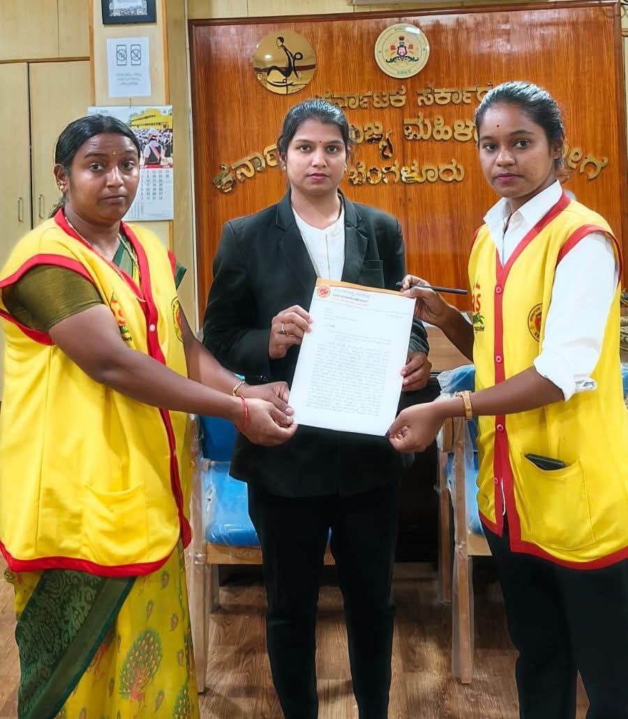ಬಿಡದಿಯ ಭದ್ರಪುರಾದಲ್ಲಿ ಅಪ್ರಾಪ್ತ ಬಾಲಕಿಯು ಕಾಣೆಯಾದ ಸಂದರ್ಭದಲ್ಲಿ ಬಿಡದಿ ಪೋಲೀಸ್ ನವರು ಕುಟುಂಬದ ಸದಸ್ಯರಿಂದ ಪ್ರಥಮವಾಗಿ
 ದೂರು ತೆಗೆದುಕೊಳ್ಳದೆ ನಿರ್ಲಕ್ಷ್ಯ ಮಾಡಿರುವ ಕುರಿತು ಕ್ರಮ ಕೈಗೊಳ್ಳುವುದರ ವಿಚಾರವಾಗಿ ಕ್ರಮ ಕೈಗೊಳ್ಳುವ ಬಗ್ಗೆ KRSಪಕ್ಷದ ಮಹಿಳಾ ತಂಡದ ವತಿಯಿಂದ ಕರ್ನಾಟಕ ಮಹಿಳಾ ಆಯೋಗಕ್ಕೆ ಮನವಿ ನೀಡಲಾಯಿತು...🙏✊