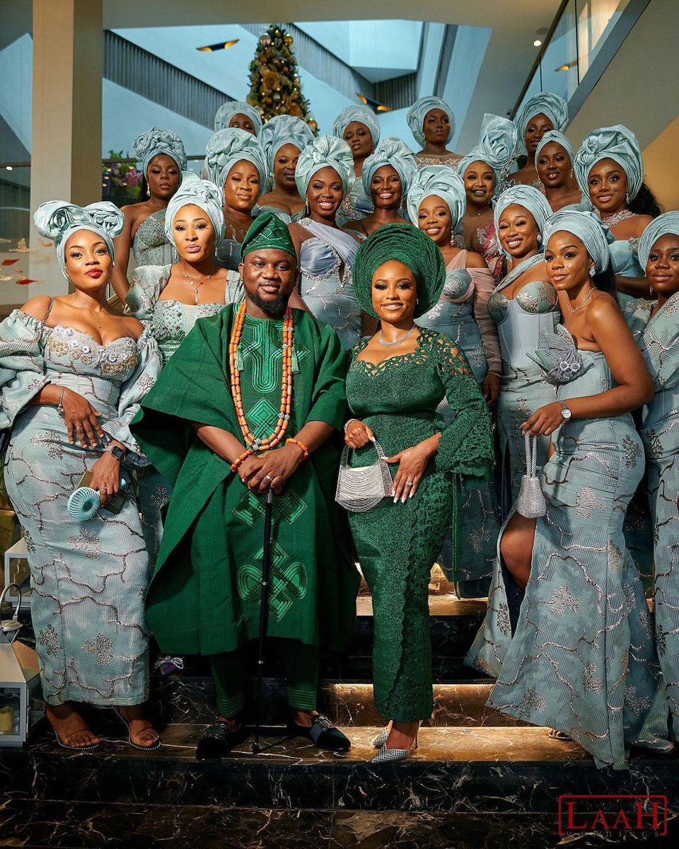 PulseNigeria247's tweet photo. Everything You Need to Know About Nigeria’s "Aso Ebi" Tradition 🧵 

Ever seen Nigerians at weddings or parties dressed in matching fabrics and wondered, "Why are they twinning?"🤔  

That’s “Aso Ebi”, a deep-rooted Nigerian tradition where families & friends wear coordinated outfits to celebrate big occasions.  

But there’s SO much more to it, Let’s dive in.