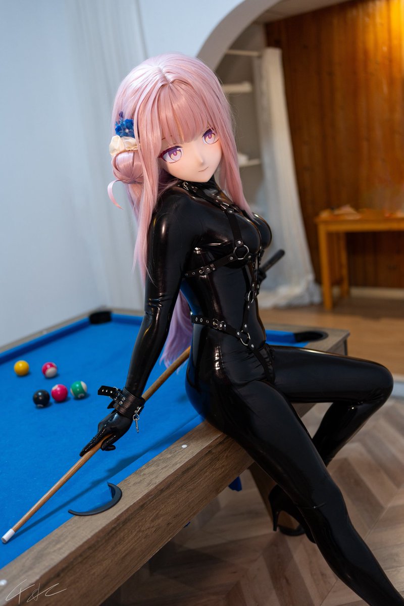 XZeo_Polaris's tweet image. 所以被闷在胶里应该怎么打台球呢?
还是说……
别打台球,打我?
——
摄影:@Lunarwolf_LB
#kigurumi #着ぐるみ