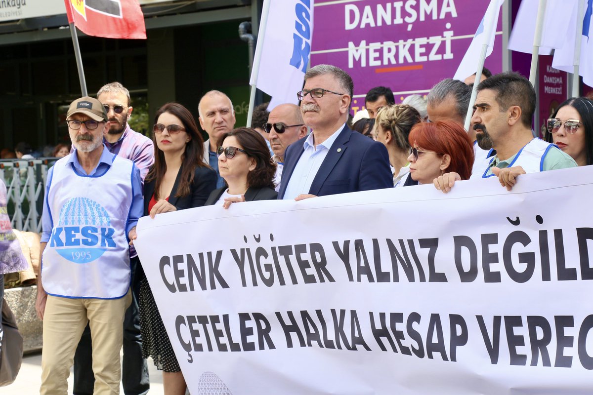 Ankara Emek ve Demokrasi Platformu’nun silahlı saldırıya uğrayan Barış Akademisyeni Cenk Yiğiter’e destek amacıyla düzenlediği basın açıklamasına KESK Eş Genel Başkanı Ahmet Karagöz, MYK üyeleri Bahadır Berdicioğlu, Sema Pınar, İş Kolu MYK Üyeleri ve Ankara Şubeler Platformu
