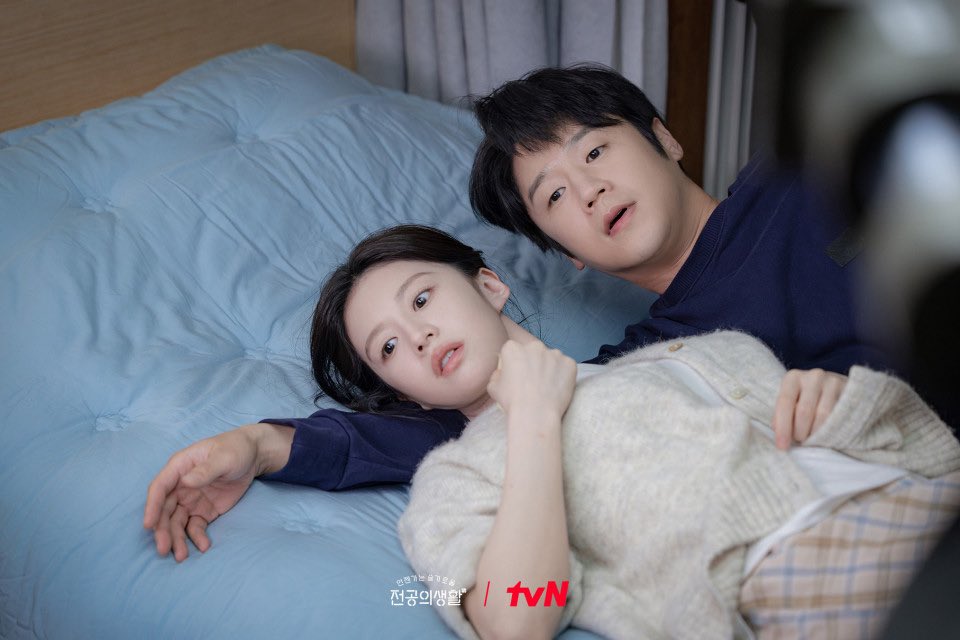 eatmelonn's tweet photo. I NEED THEM TO RELEASE THE BED SCENE BTS ALREADY AHHHH 🙈

#residentplaybook #goyounjung #jungjunwon https://t.co/56MWZxOoxL