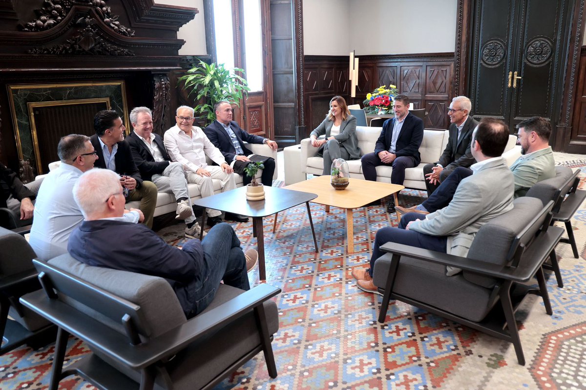 El XX Simposium Internacional de Pirotecnia se celebrará en 2026 en nuestra ciudad, convirtiendo Valencia en la capital mundial de la pólvora. 

Hoy recibimos en el <a href="/AjuntamentVLC/">Ajuntament València</a> a <a href="/Asoc_Aepiro/">aepiro</a> y al comité que defendió nuestra candidatura, con quienes hemos colaborado de cerca