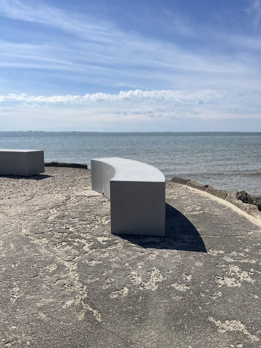 🚧 ✅ Un cop finalitzades les negociacions amb el Servei de Costes de la Generalitat, la Brigada Municipal de l’Ajuntament de la Ràpita ha assumit la instal·lació dels nous bancs compactes als espigons de les platges del municipi.

#brigadamunicipaldelaRàpita @turismelarapita