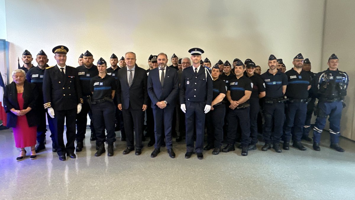 Gilles Gascon (@gillesgascon) on Twitter photo 🔵 À Saint-Priest, la sécurité n’est pas un slogan. C’est une réalité.
➡️ 50 agents
➡️ 500 caméras
➡️ Présence 7j/7
Avec <a href="/fnb_officiel/">François-Noël BUFFET</a> et <a href="/BrunoRetailleau/">Bruno Retailleau</a>, nous assumons l’autorité républicaine.
Merci à ceux qui protègent les San-Priods. 🙏
#Sécurité #SaintPriest 🔵 À Saint-Priest, la sécurité n’est pas un slogan. C’est une réalité.
➡️ 50 agents
➡️ 500 caméras
➡️ Présence 7j/7
Avec <a href="/fnb_officiel/">François-Noël BUFFET</a> et <a href="/BrunoRetailleau/">Bruno Retailleau</a>, nous assumons l’autorité républicaine.
Merci à ceux qui protègent les San-Priods. 🙏
#Sécurité #SaintPriest
