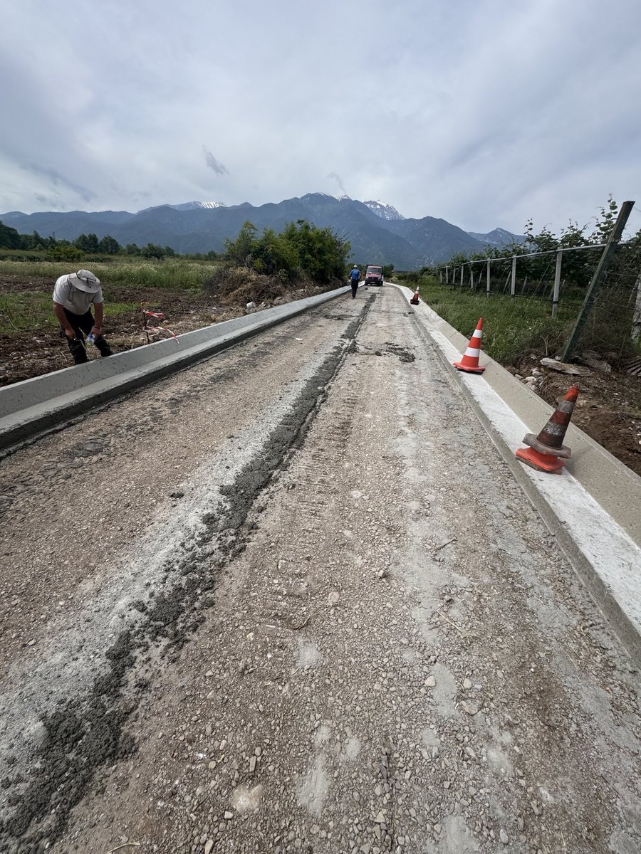 🚜 Παράλληλα στη θέση Καραγιάννη στην #Καρίτσα γίνονται οι υποδομές, για να ακολουθήσει ασφαλτόστρωση του αγροτικού δρόμου, δίνοντας πολύτιμη βοήθεια και εύκολη πρόσβαση στους φίλους παραγωγούς στην κοινότητα αυτή.

✅ Συνεχίζουμε!

#Δήμος_Δίου_Ολύμπου #Πιερία #Γερολιόλιος