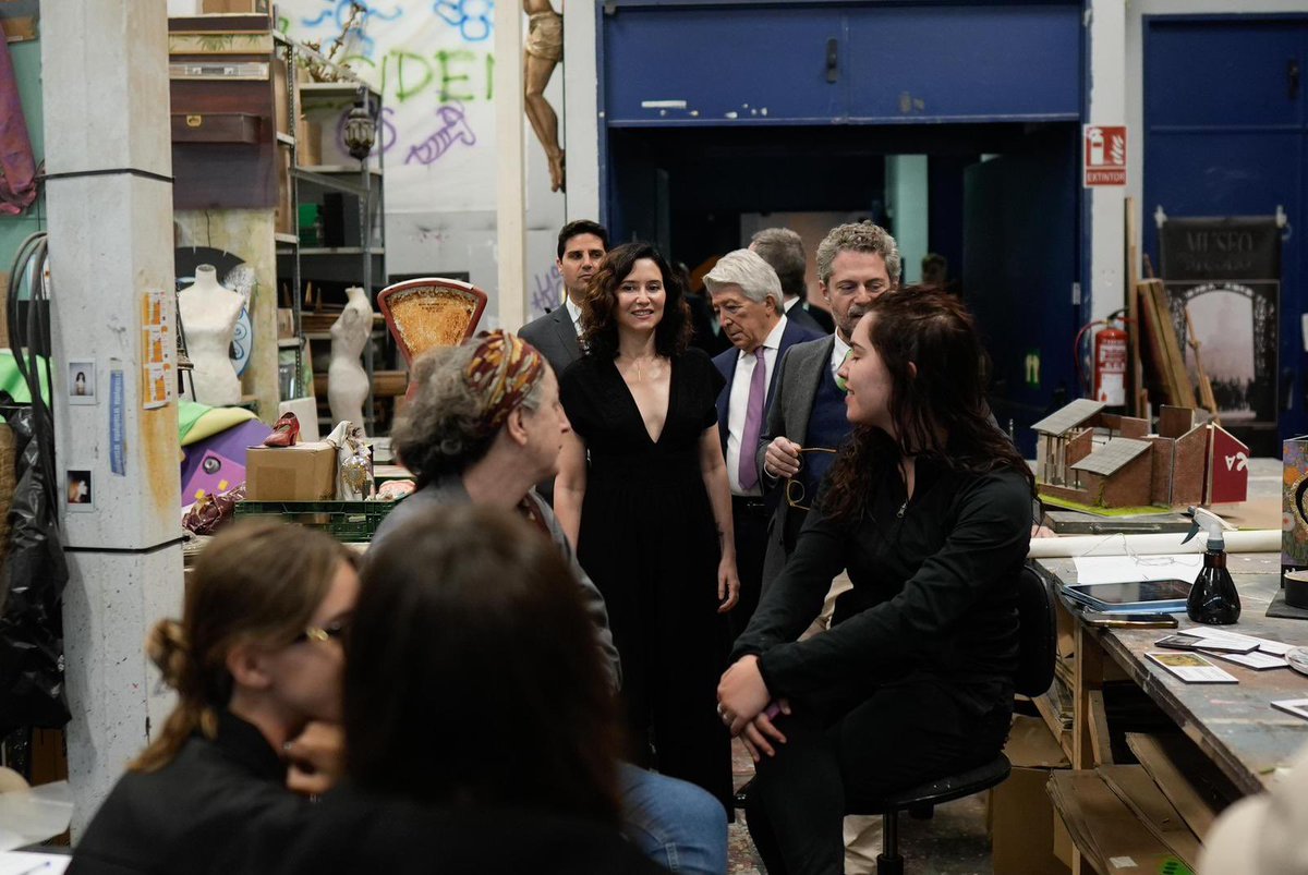 IdiazAyuso's tweet photo. La @ECAM_ se sitúa entre las mejores escuelas de cine del mundo.

En estos 30 años ha formado a más de 4.500 alumnos, futuros profesionales y películas que son reconocidos en todo el mundo.

Esta semana hemos aprobado una nueva línea de apoyo a los directores noveles. https://t.co/H2SRw0XfdD