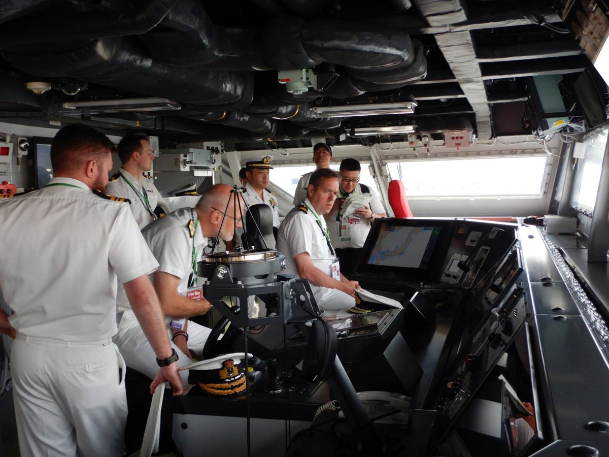 DSEIJapan2025 において、護衛艦隊司令部幕僚長は、各国企業や軍関係者