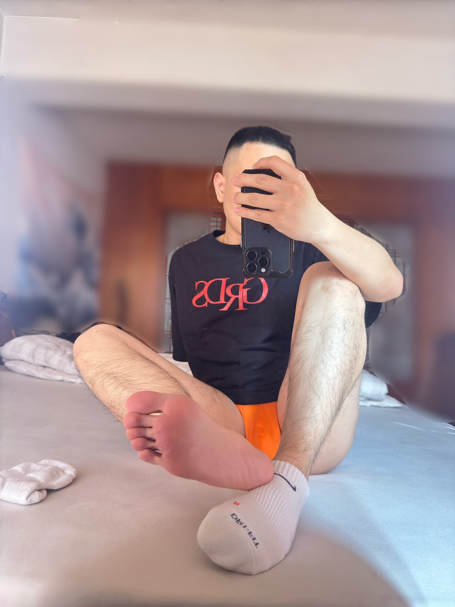 洨粉濕說可以看著我的腳照打手槍
還把我設桌布
真的假的？！