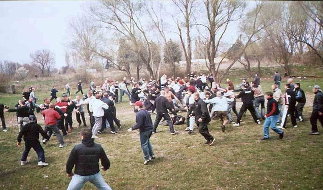 Czytam komentarze, że udział w ustawkach Nawrockiego to były jakieś błędy młodości.

Przypominam, że w trakcie tej "ustawki" z 2009 roku Nawrocki miał 26 lat, żonę, dziecko i pracował w IPNie.

Przymierzał się też do przejęcia mieszkania Pana Jerzego.

To nie był narwany 18