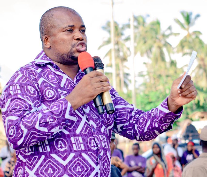 Kwanini chadema wakikamatwa na polisi kwakosa lolote wanasema wanaonewa na wanakubali na kuamini kwamba wamekamatwa kweli lakini chama kingine tofaut nawao akikamatwa mtu utaskia chadema wanasema hii nimichezo,maigizo uongo nk nikwanini??