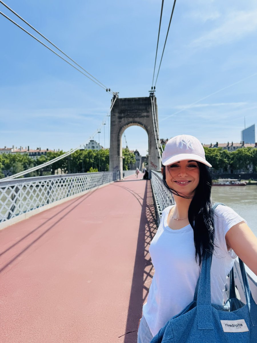 Merci LYON!!!  Complet les 3 soirs❤️
Merci @complexedurire
Rdv à Lille les 29 et 30 Mai!