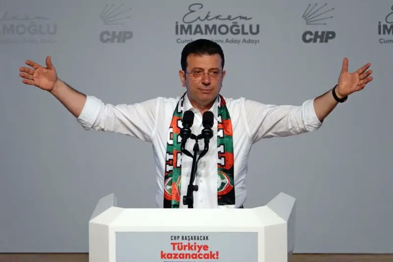 Korkuyorlar Robson
Şafaktan korkuyorlar,
Görmekten,
Duymaktan,
Dokunmaktan korkuyorlar
Yağmurda çırılçıplak yıkanır gibi ağlamaktan
Sımsıkı bir ayvayı dişler gibi gülmekten korkuyorlar
Sevmekten korkuyorlar, bizim Ferhat gibi sevmekten.

Nâzım Hikmet Ran