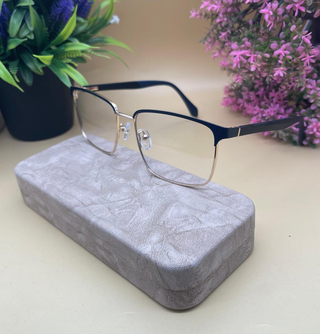 _anditi_'s tweet image. Male and female anti blue light glasses available
9000 in a case with wiper