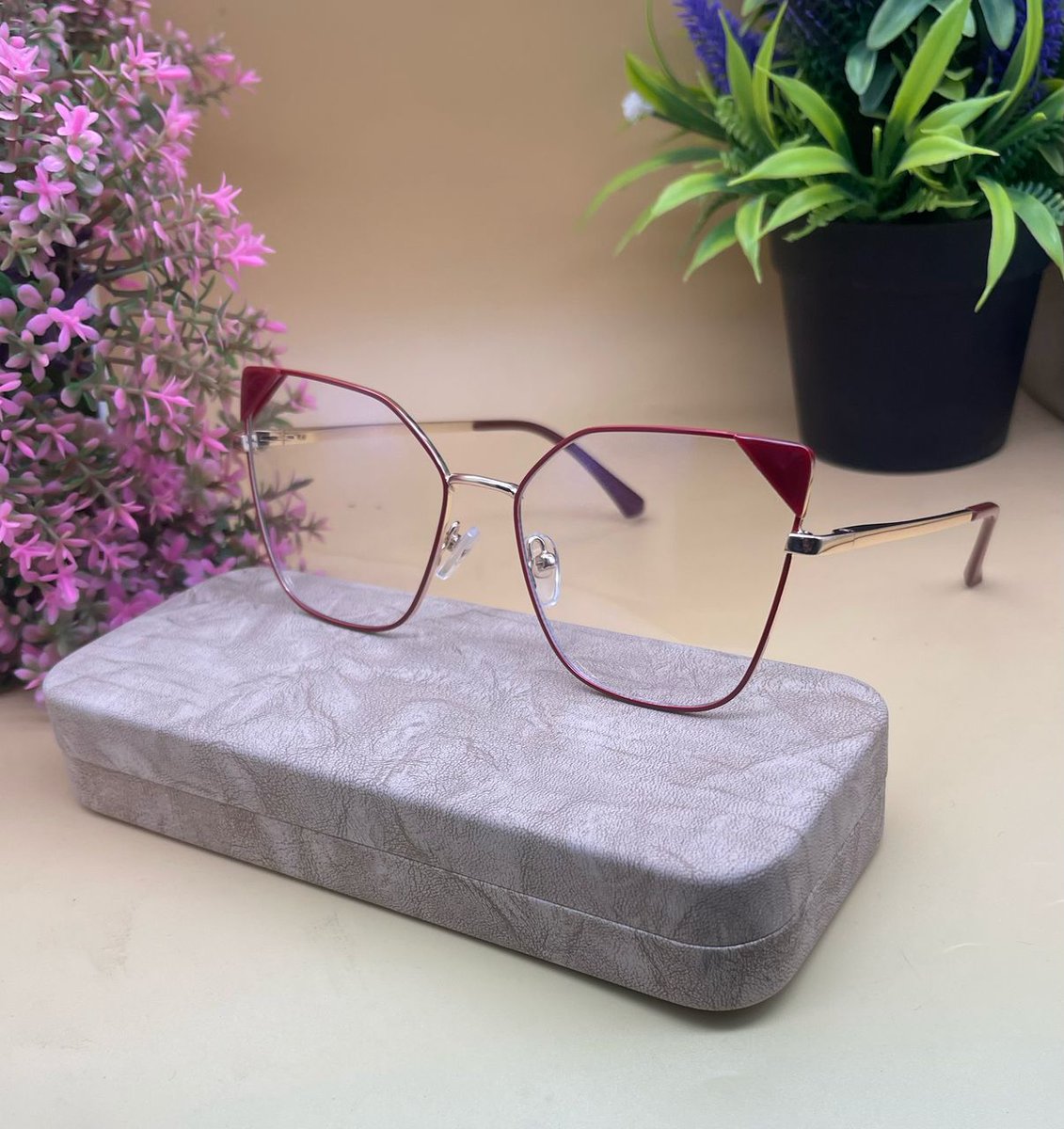 _anditi_'s tweet image. Male and female anti blue light glasses available
9000 in a case with wiper