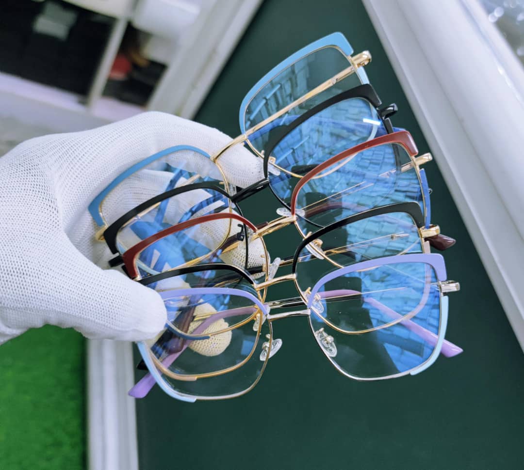 _anditi_'s tweet image. Male and female anti blue light glasses available
9000 in a case with wiper